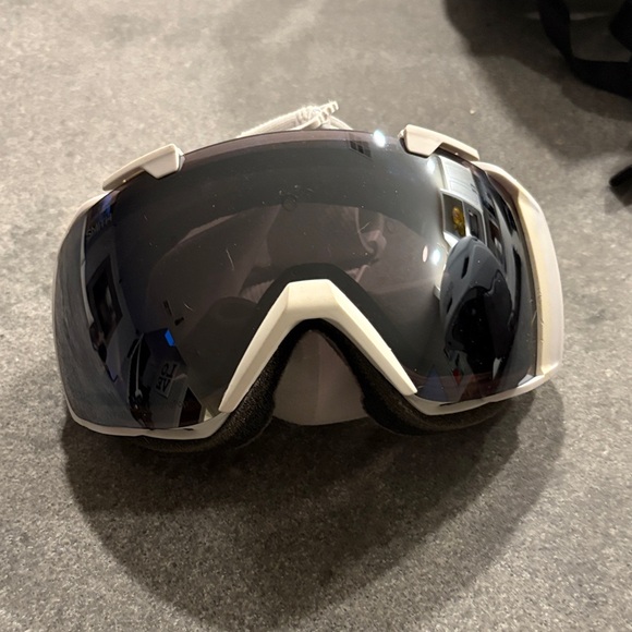 SMITH Accessories - SMITH White Snow Goggles with Dark Lens